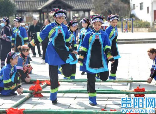 拦门酒,唱山歌,跳竹竿舞……花溪龙井村布依族村民过新年了