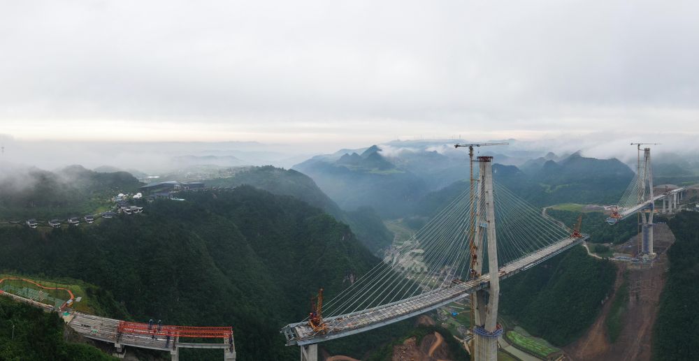 贵州龙里朵花特大桥建设有序推进