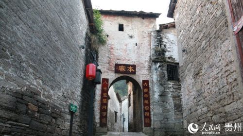 本寨的石头巷道。人民网 李永馨摄