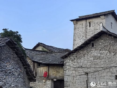 本寨的石板房。人民网 李永馨摄