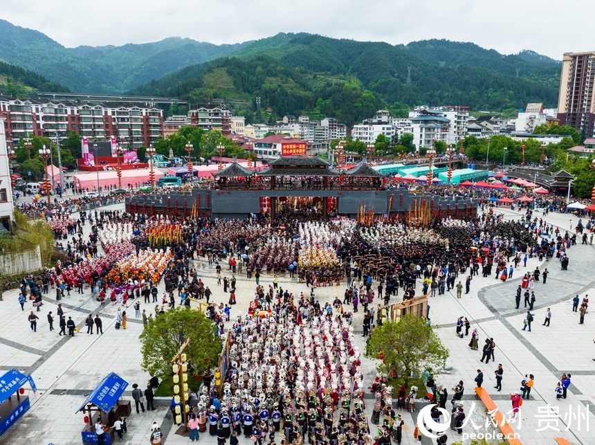 贵州台江：苗族同胞盛装游 万人共庆姊妹节