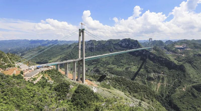 “世界第一高桥”花江峡谷大桥桥面铺装现场直击