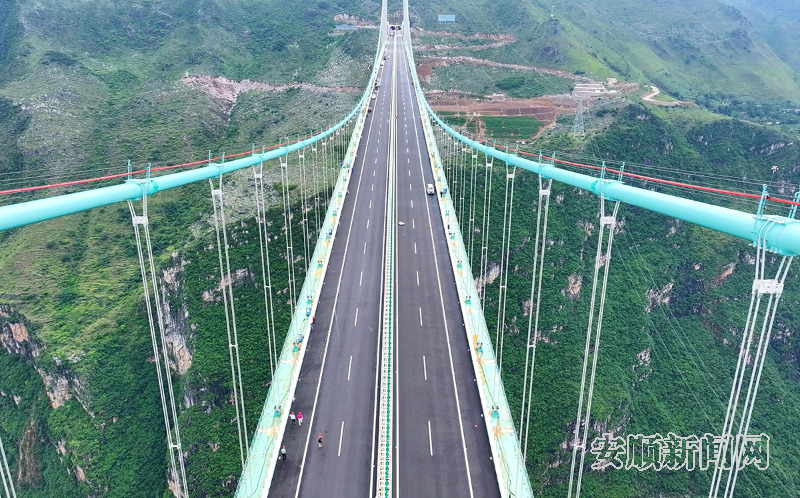 在建世界第一高桥花江峡谷大桥建设进入收尾阶段