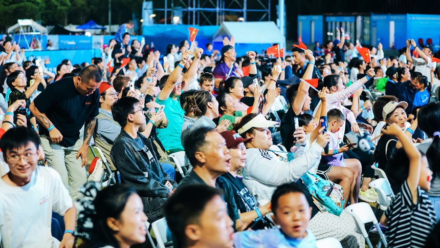 中国选手包揽2025速度攀岩世界杯收官战冠军