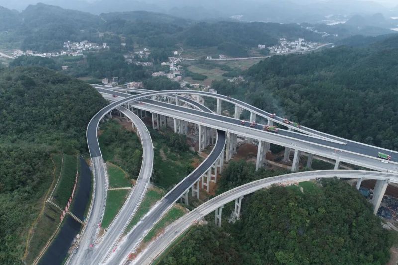 贵安扩容项目沥青上面层试验段铺筑完成