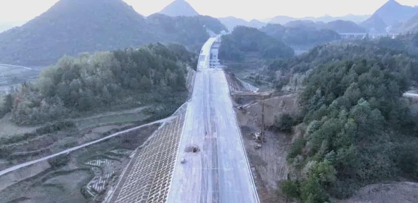 乌长高速公路土建4标主线贯通