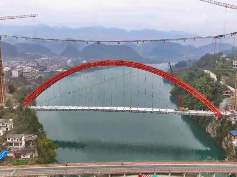 乌江白果坨大桥桥面顺利贯通