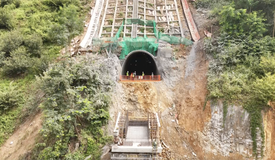 黄百铁路向阳坪隧道顺利贯通