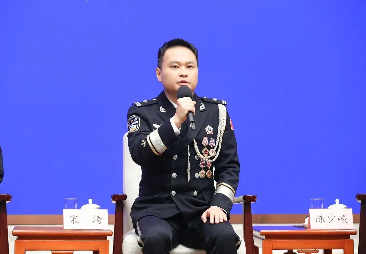遵义会议会址派出所所长宋涛亮相国新办中外记者见面会